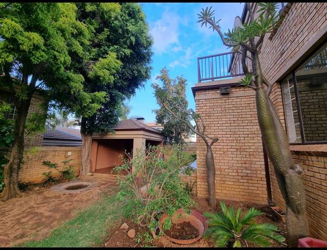 5 BEDROOM TOWNHOUSE FOR SALE IN AMAROSA